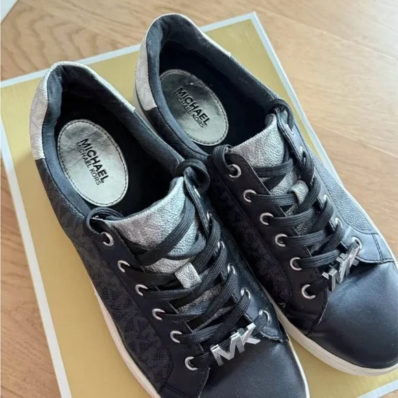 Michael Kors Sneakers - Picture 2 of 3